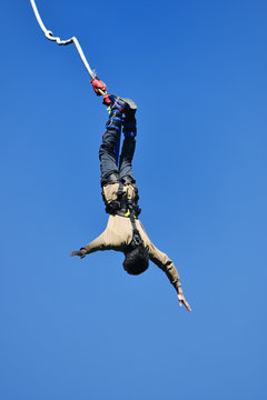 バンジージャンプをする男性