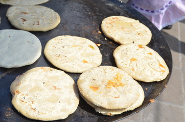 Gorditas de maíz en comal