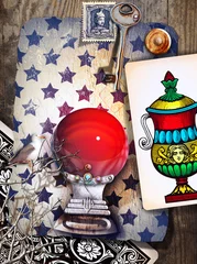Abwaschbare Fototapete Phantasie Magische rote Kristallkugel mit Tarot-Ass-Tassen