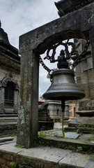 Obraz premium Old architecture and ancient religion buildings in the area of Pashupatinath temple in Kathmandu, Nepal