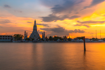 Fototapeta na wymiar Beautiful Wat Arun Thai Temple at sunset scene in Bangkok, Thailand. The most famous Thailand tourist destination.