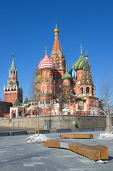 Obraz premium Cathedral of the Intercession of the blessed virgin Mary, on the Moat (St. Basil's Cathedral) and the Spasskaya tower of the Moscow Kremlin on a Sunny spring day. Moscow, Russia