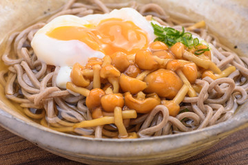 冷やしなめこ蕎麦