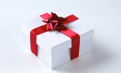 Obraz na płótnie Canvas Christmas gift box isolated on a white background