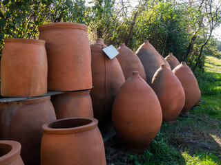 Obraz premium Many earthenware jugs for wine and food. Georgia