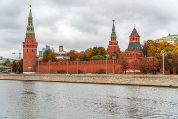 Fototapeta premium Moscow. Kremlin in the golden autumn. Embankment of the Moscow River at sunrise