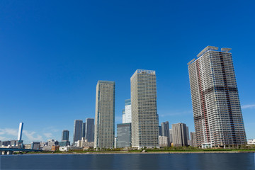 Fototapeta premium 東京の風景 晴海、豊洲の運河沿いの高層マンション 