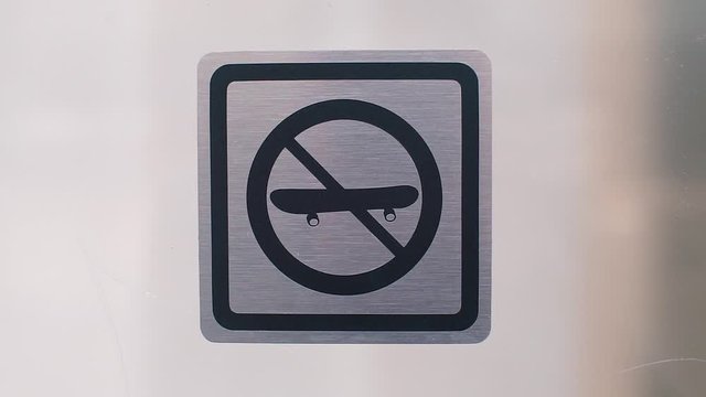 Sign at the entrance, prohibition of the use of skate in the territory.