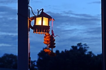 Farol asiático iluminado al atardecer.