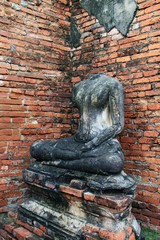 Buda sin cabeza en el Templo budista de Wat Chaiwatthanaram en Ayutthaya (Tailandia).