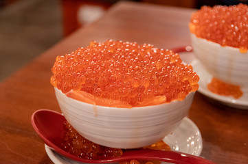 こぼれるいくら丼