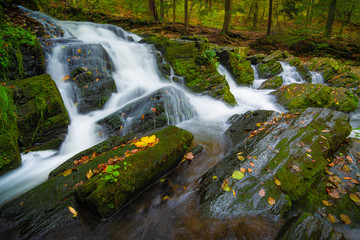 Wasserfall im Harz im Herbst