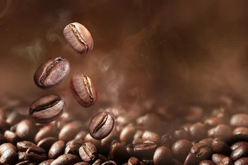 Foto op Plexiglas Keuken Geroosterde koffiebonen op grijze achtergrond, close-up