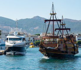 Boote und Yachten im Hafen von Kos Stadt auf der Insel Kos Griechenland