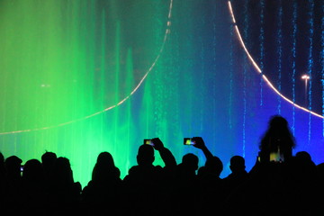 Spectators who follow the work of the musical fountain