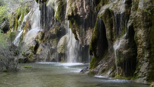 Detalle de una hermosa cascada en el nacimiento del r&iacute;o Cuervo, cerca del pueblo de Vega del Codorno, en la provincia de Cuenca. Castilla la Mancha. Espa&ntilde;a