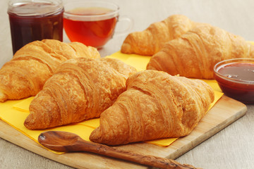 Croissants with marmalade and tea	