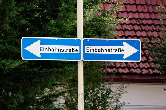 Verkehrsschild Einbahnstra&szlig;e nach links und rechts