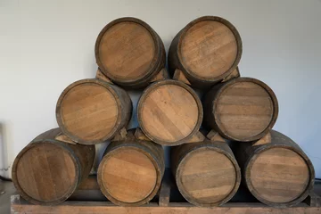 Fotobehang Wijnvaten in de kluis van wijnmakerij © Aleksandr