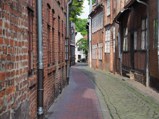 Eine historische Gasse in der Altstadt von L&uuml;neburg in der Sonne