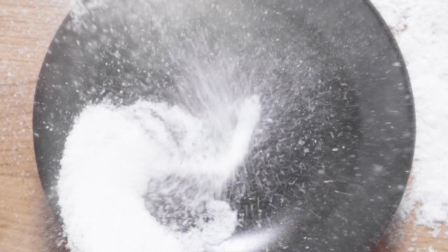 top shot di farina che viene versata in un piatto