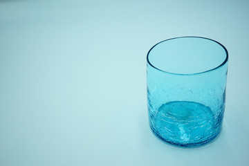 透明なヒビ入りの青い琉球グラス