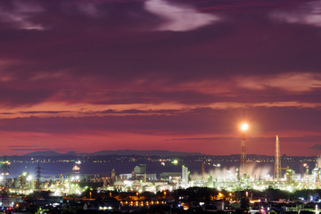 Fototapeta na wymiar 夜明け前の工業地帯
