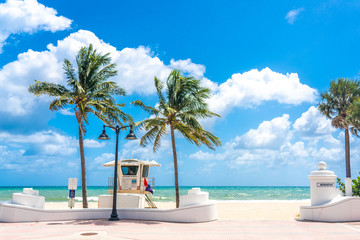 Fototapeta Seafront with lifeguard hut in Fort Lauderdale Florida, USA obraz