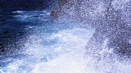 砕ける白波　近づく嵐