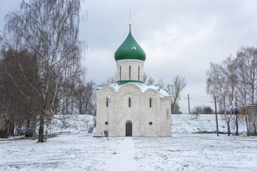 Fototapeta na wymiar Transfiguration Cathedral in Pereslavl-Zalessky. Was built 1152.