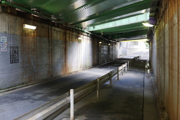 鉄道の高架下　人気のない道