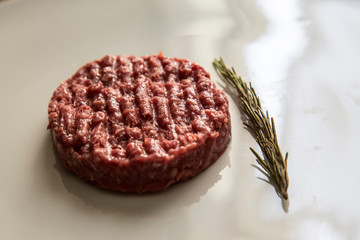 Hamburger di carne con rosmarino