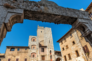Well in the square of the cistern in San Gimignano Siena Tuscany - obrazy, fototapety, plakaty
