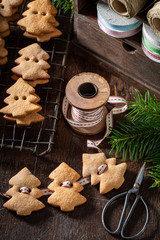Obraz na płótnie Canvas Handmade gingerbread cookie chain for Christmas tree