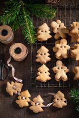 Sweet chain made of gingerbread cookies for Christmas tree