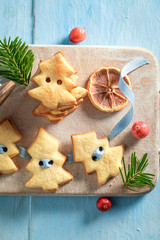 Gorgeous chain made of butter cookies as special Christmas ornaments