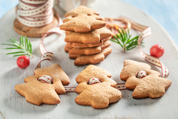 Fototapeta na wymiar Sweet gingerbread cookie chain as special Christmas decoration