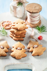 Fototapeta na wymiar Homemade chain made of gingerbread cookies for Christmas tree