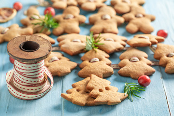 Fototapeta na wymiar Gorgeous gingerbread cookie chain as Christmas ornaments