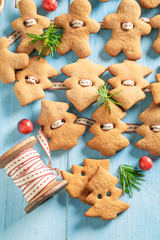 Gorgeous chain made of gingerbread cookies for Christmas tree