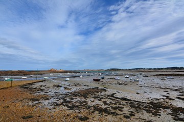 Marée basse sur la grève à Buguélès en Bretagne