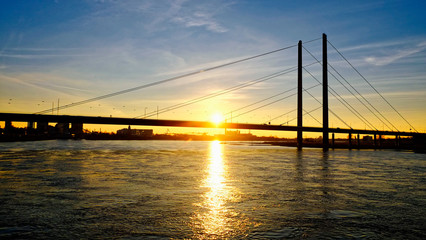 Sonnenuntergang an der Rhein-Knie-Brücke, Düsseldorf