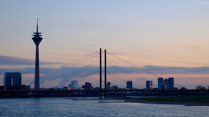 Fototapeta na wymiar Sonnenuntergang an der Rhein-Knie-Brücke, Düsseldorf