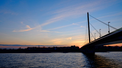 Fototapeta na wymiar Sonnenuntergang an der Oberkasseler Brücke, Düsseldorf