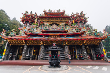 Naklejka premium Alishan Shouzhen Temple: the largest temple in Alishan with tourists in Chiayi County, Alishan Township, Taiwan.