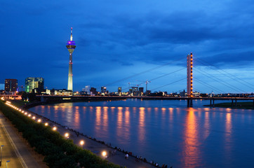 Blick über den Rhein Richtung Rhein-Knie-Brücke und Fernsehturm, Düsseldorf © sailer