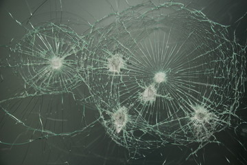 Porte vitrée ayant subie des impacts