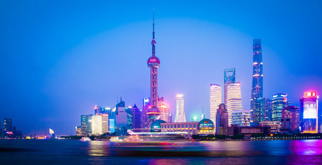 Obraz premium SHANGHAI -8 SEPTEMBER 2019 : Shanghai skyline view river .Top Ten Shanghai Attractions in Shanghai.Shanghai,China city skyline on the River.