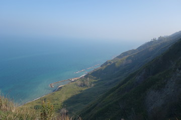 Fototapeta premium Monte San Bartolo regna sull'Adriatico