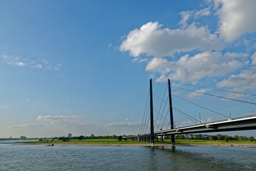 Obraz na płótnie Canvas Rhein-Knie-Brücke, Düsseldorf
